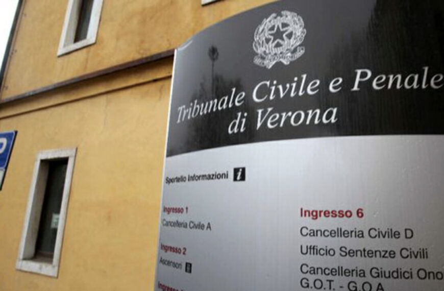 Da vittima ad indagato: botte e mani al collo alla compagna. Chiesto il processo per tentato omicidio